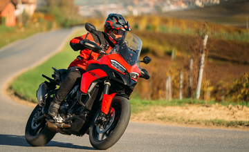 Multistrada V2 S zvítězila v testu Alpen Masters 2025